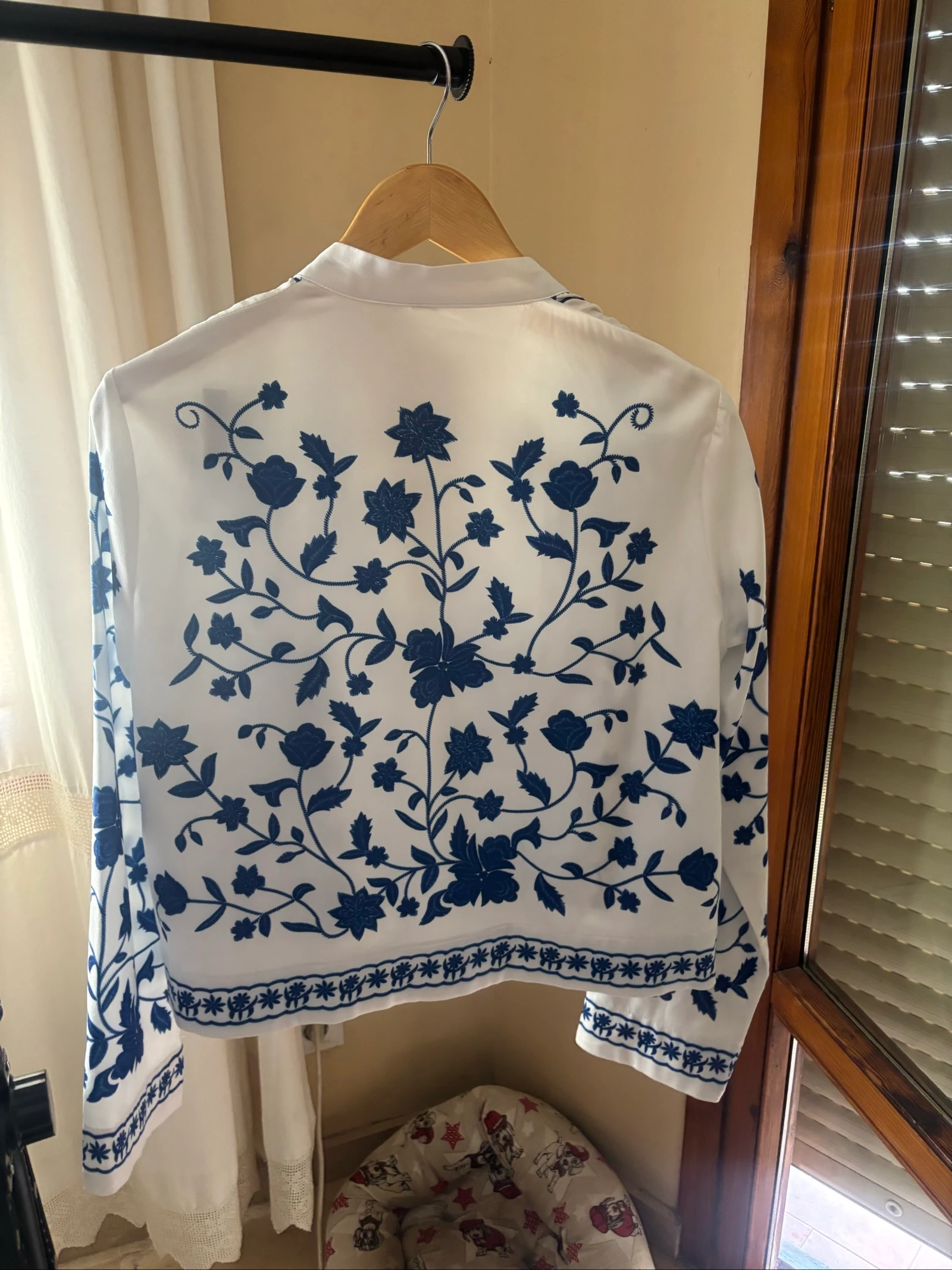 Blusa blanca con bordados azules – photo 7